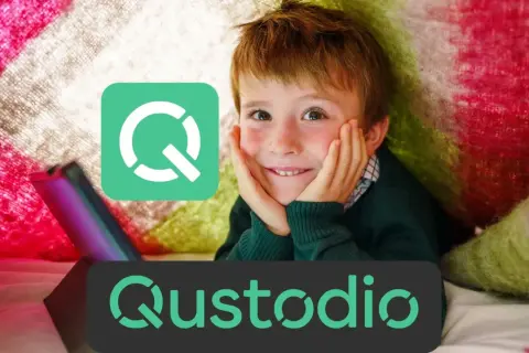 Uśmiechnięty chłopiec z tabletem, logo Qustodio symbolizuje kontrolę rodzicielską na komputerze.