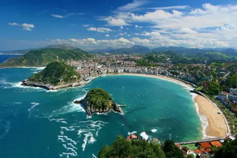Bahía de la Concha, una de las ciudades más bonitas del norte de España, con su playa dorada y el islote de Santa Clara.