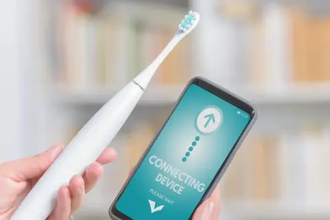 Nowoczesna szczoteczka soniczna czy elektryczna dla dzieci, połączona z aplikacją na smartfonie, ułatwia dbanie o higienę jamy ustnej.
