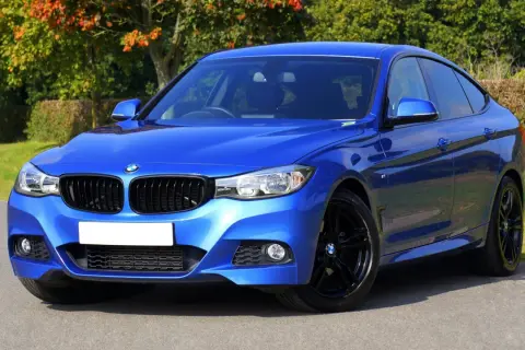 Coche azul BMW con matrícula blanca, ideal para consultar el matricular coche extranjero en España precio.