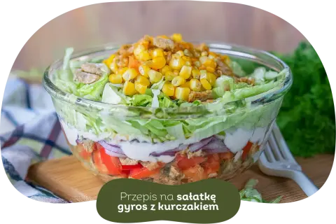 Warstwowa sałatka gyros z kurczakiem, kukurydzą i warzywami. Idealna na szybki obiad, gdy chcesz wiedzieć, jak zrobić sałatkę gyros.