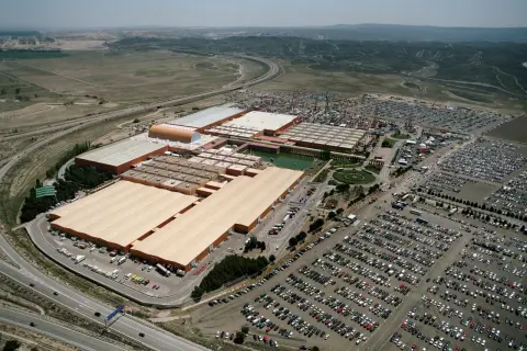 Vista aérea del recinto ferial de Zaragoza, con amplios aparcamientos y edificios. Consulta el **horario recinto ferial Zaragoza** para planificar tu visita.