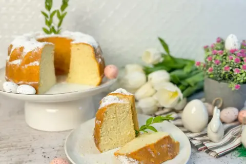 Puszysta babka z białek, oprószona cukrem pudrem, idealna na Wielkanoc. Wygląda jak najlepsza babka z białek, jaką można sobie wymarzyć!