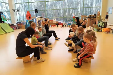 Kreatywne zabawy dla dzieci i rodziców w przedszkolu – jak zorganizować niezapomniane aktywności