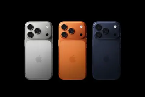 Trzy telefony w kolorach srebrnym, pomarańczowym i granatowym. Czy to zapowiedź iPhone 18 kiedy?