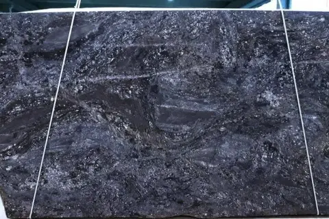 Ile kosztuje blat kamienny? Sprawdź ceny i ukryte koszty montażu
