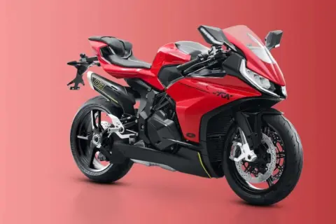 Sportowy, czerwony motocykl z czarnymi akcentami, przypominający nowoczesne chińskie motocykle.