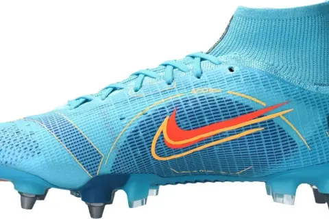 Niebieskie buty piłkarskie Nike Mercurial z pomarańczowym logo i żółtymi detalami, gotowe na szybkie akcje na boisku.