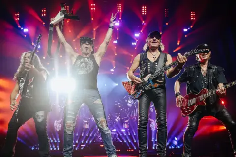Koncertowa inwazja mocy Scorpions! Czterech gitarzystów na scenie, światła, energia i rock'n'roll.