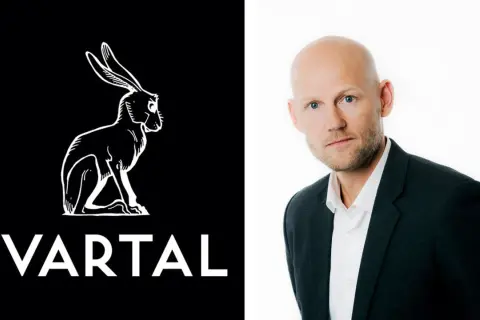 Logotypen för tidningen Kvartal med en hare och texten "KVARTAL" bredvid ett porträtt av en skallig man i kostym.