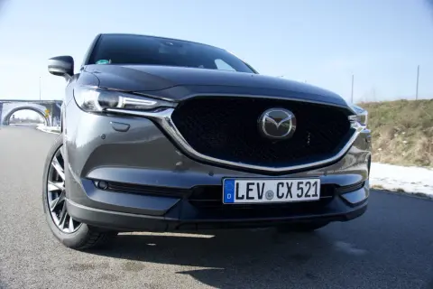 Szara Mazda CX-5 z tablicą LEV CX 521. Czy negatywne opinie o tym modelu są uzasadnione?