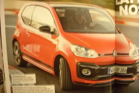 En röd VW Up GTI med sportiga detaljer. Bilen har en GTi-logotyp och en nummerplåt som lyder "HOB UP 306".