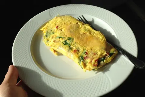 Pyszny omlet na słono z warzywami, idealny na szybkie śniadanie. Ten przepis na omlet na słono jest prosty i szybki.