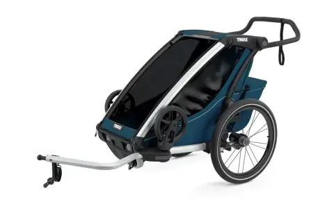 En blå cykelvagn XXL från Thule, redo för äventyr med barnen.