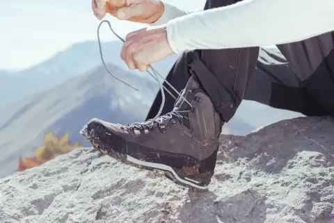 Wybierasz jakie buty w Tatry? Solidne, wysokie trekkingowe buty na kamienistym szlaku, gotowe na górskie wyzwania.