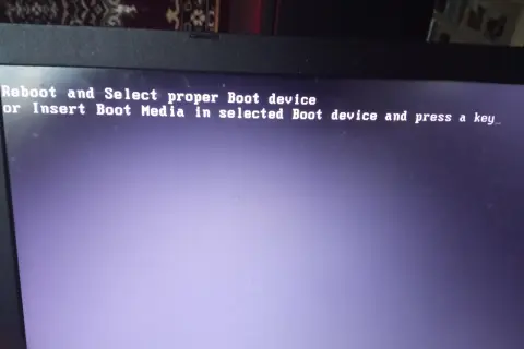 Komunikat na ekranie laptopa: "Reboot and Select proper Boot device or Insert Boot Media in selected Boot device and press a key". To oznacza, że komputer nie może znaleźć systemu operacyjnego i trzeba go uruchomić ponownie (reboot).