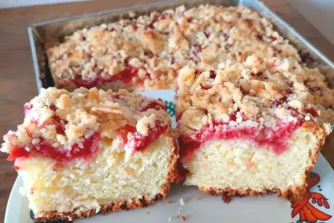 Pyszna babka z truskawkami i kruszonką, pachnąca latem i domem. Idealna na deser.