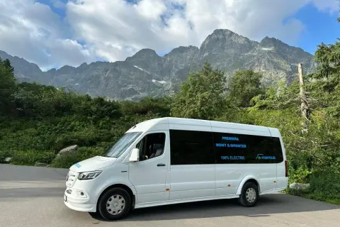 Biały elektryczny bus e-mercus czeka na turystów przy Morskim Oku. Sprawdź cennik meleksy i podziwiaj Tatry!