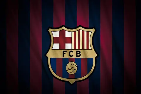 Herb FC Barcelony na tle pasów, symbol dumy i hymn Barcelony.
