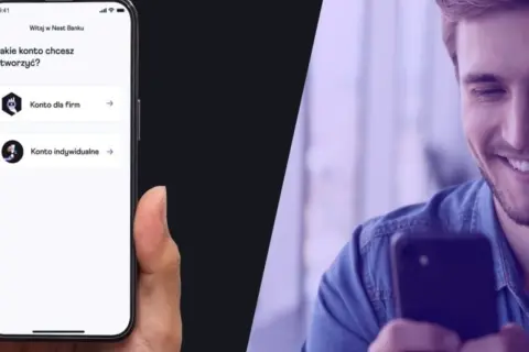 Młody mężczyzna uśmiecha się, trzymając smartfon, na którym widać ekran aplikacji bankowej z pytaniem "Jakie konto chcesz tworzyć?". Idealne konto na selfie!