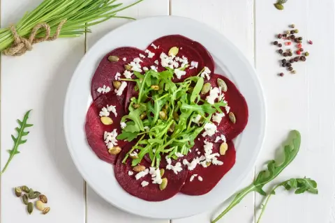 Carpaccio z buraka przepis: cienkie plastry buraka, rukola, ser feta, pestki dyni i słonecznika. Pyszna i zdrowa przekąska.