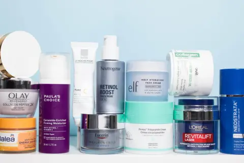 Hautpflegeprodukte mit Vitamin C und Retinol, die helfen, welche Vitamine gegen Falten wirken.