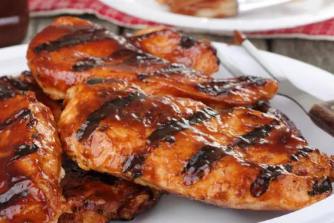 Soczyste kawałki kurczaka w sosie BBQ, idealne na grilla. Marynata do kurczaka na grilla nada im wspaniały smak.
