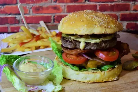 Z jakiego kraju pochodzi hamburger? Odkryj jego fascynującą historię