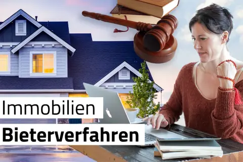 Eine Frau am Laptop, daneben ein Haus, ein Richterhammer und Bücher. Das Bild erklärt, was ist ein Bieterverfahren bei Immobilien.