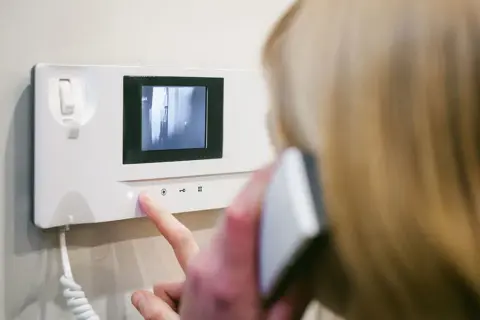 Gdzie domofon w domu? Oto najlepsze miejsca na jego montaż