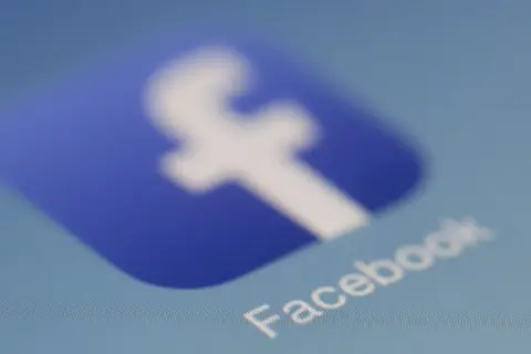 Ikona Facebooka. Dowiedz się, jak zablokować możliwość dodawania życzeń na FB, aby chronić swoją prywatność.