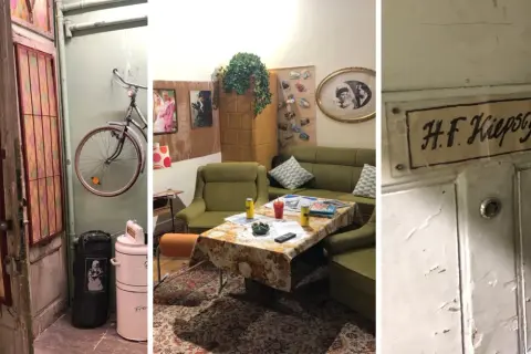 Wnętrze mieszkania z serialu "Świat według Kiepskich". Widać drzwi z witrażem, rower wiszący na ścianie, salon z zielonymi meblami i stolikiem, a także tabliczkę z napisem "H.F. Kiepscy".