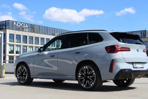Szare BMW X3 na parkingu przed budynkiem Nokia. Zastanawiasz się nad jego spalaniem?