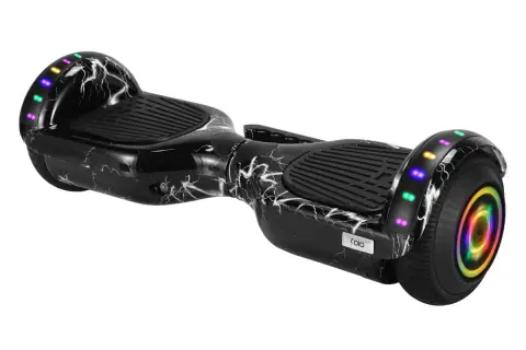 Czarny hoverboard z wzorem błyskawic i kolorowymi światłami LED, jeden z nowoczesnych urządzeń transportu osobistego.