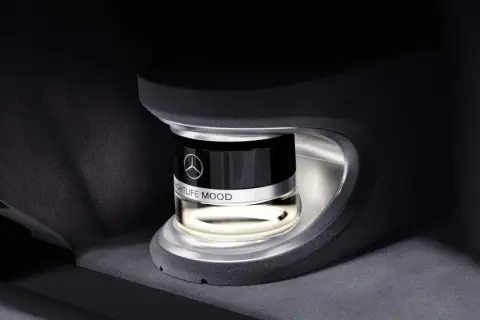 Elegancki mercedes benz perfume "Nightlife Mood" w samochodowym uchwycie.