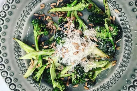 Rostad broccoli med solrosfrön och parmesan, ett enkelt och gott broccoli recept.