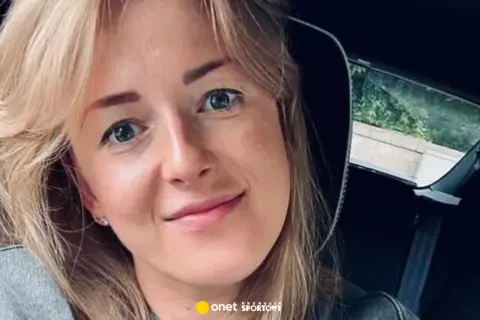 Joanna Wołosz, uśmiechnięta blondynka w samochodzie, być może po spotkaniu z mężem.