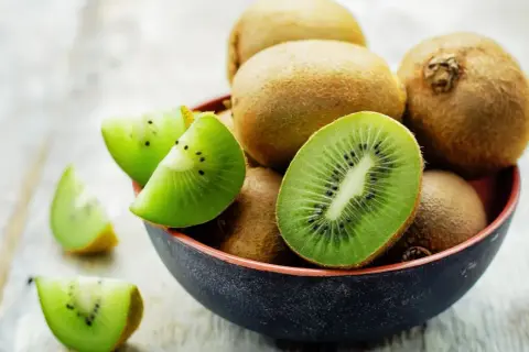 Sezon na kiwi: kiedy jest najlepszy czas na świeże owoce?