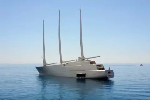 La maestosa yacht di Andrey Melnichenko, A, solca le acque calme con le sue tre imponenti vele.