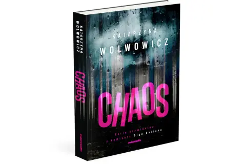 Okładka książki Katarzyny Wolowicz "Chaos" z serii kryminalne zagadki. Deszczowe krople na mrocznym tle lasu.