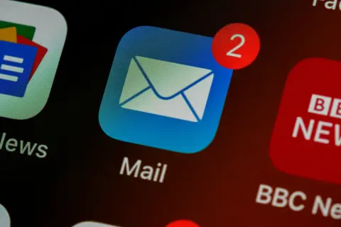 Ikona skrzynki pocztowej w telefonie z powiadomieniem o dwóch nowych wiadomościach.