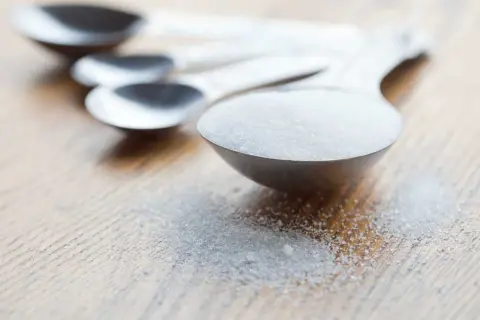 Cuillère à soupe de sucre : maîtrisez le poids pour des desserts parfaits