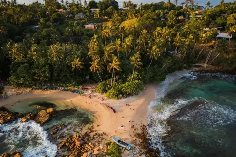Rajska plaża na Sri Lance, z palmami i turkusową wodą. Czy Sri Lanka jest bezpieczna? Tak, wygląda na spokojną i relaksującą.