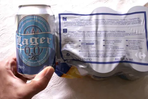 Puszka piwa "Lager 0,0" z napisem "Biere sans alcool", co oznacza, że nie zawiera alkoholu.