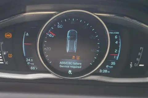 ABS/ESC-fel indikerar att esc service erfordras volvo. Varningstriangel och ABS-lampa lyser.