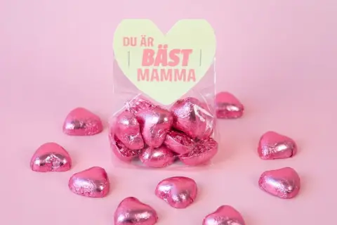 Rosa hjärtformade chokladpraliner i en påse med texten "Du är bäst mamma". En perfekt present till en älskad mamma.