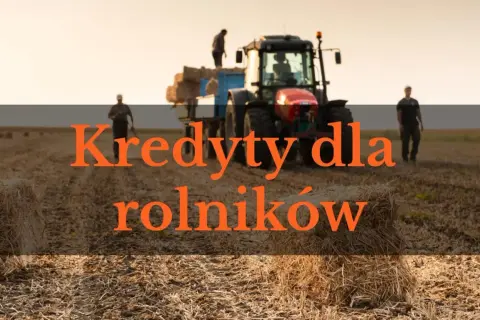 Rolnicy zbierają plony przy pomocy traktora. Dostępne są kredyty dla rolników na rozwój gospodarstwa.