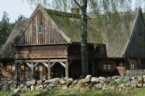 Skansen wsi w Polsce: odkryj tradycję i kulturę ludową