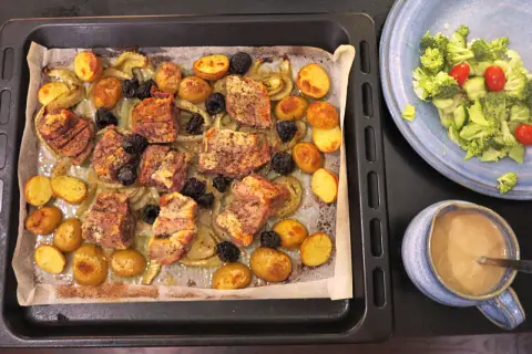 Kött, potatis och plommon på en plåt. Enkelt och gott allt på en plåt! Bredvid en sallad och en skål med sås.