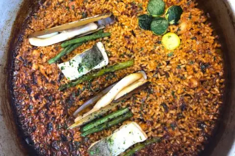 Paella de marisco recién hecha, con gambas, mejillones y espárragos. ¡Una delicia para aprender como hacer paella!